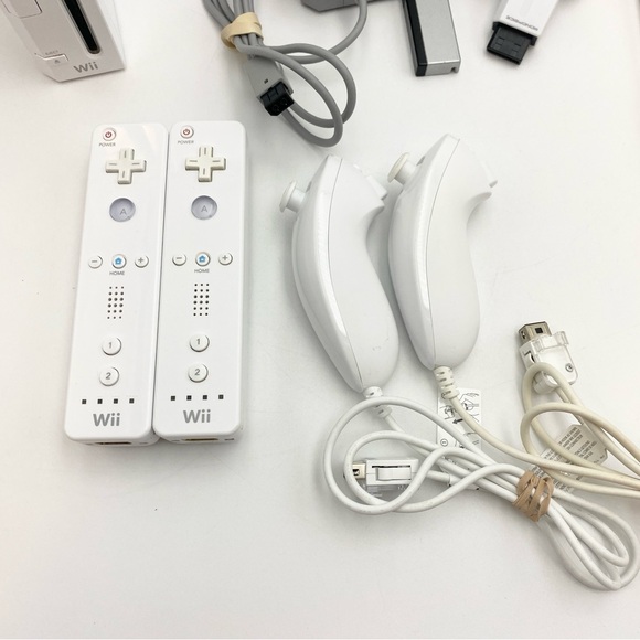 Nintendo Wii Console Bundle 2 Controllers + 2 Nunchuks + 2 Games TESTED - Picture 4 of 10
